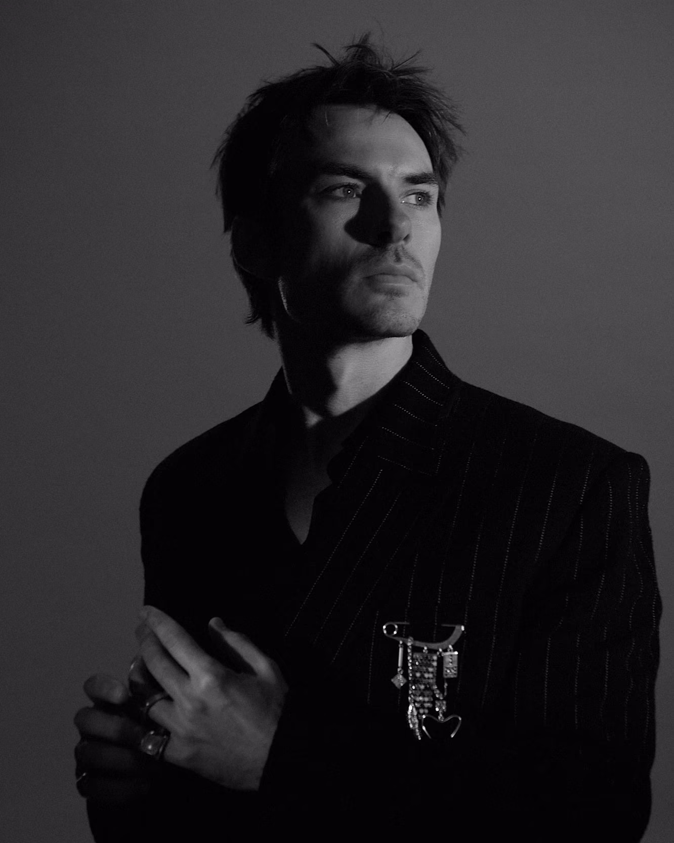 Retrato de Andrés Koi en blanco y negro