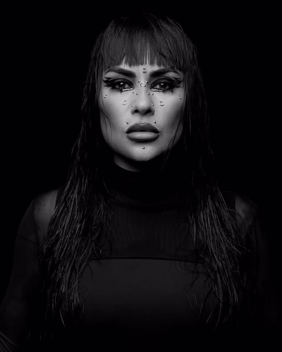 Retrato de Fatima Hajji en blanco y negro