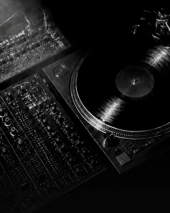 Platos, mezclador y caja de ritmos en blanco y negro, de la portada de Hyper Love Music